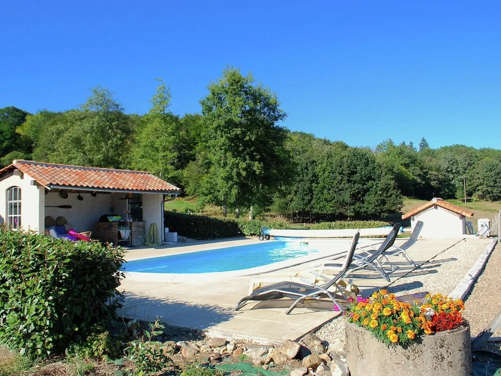 Very nice cottage with studio on a domain with heated pool
