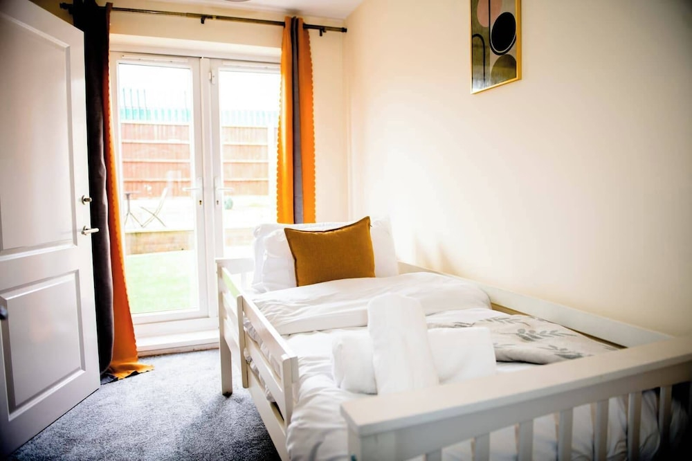 House - Sleeps 7 - Parking - 10min Drive to Centre