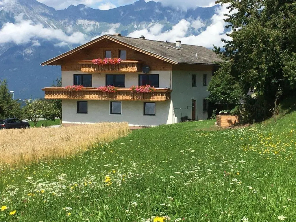 Apartment Wiesenhof - NATUR & WEITBLICK über Innsbruck - Ladestation für Elektroautos
