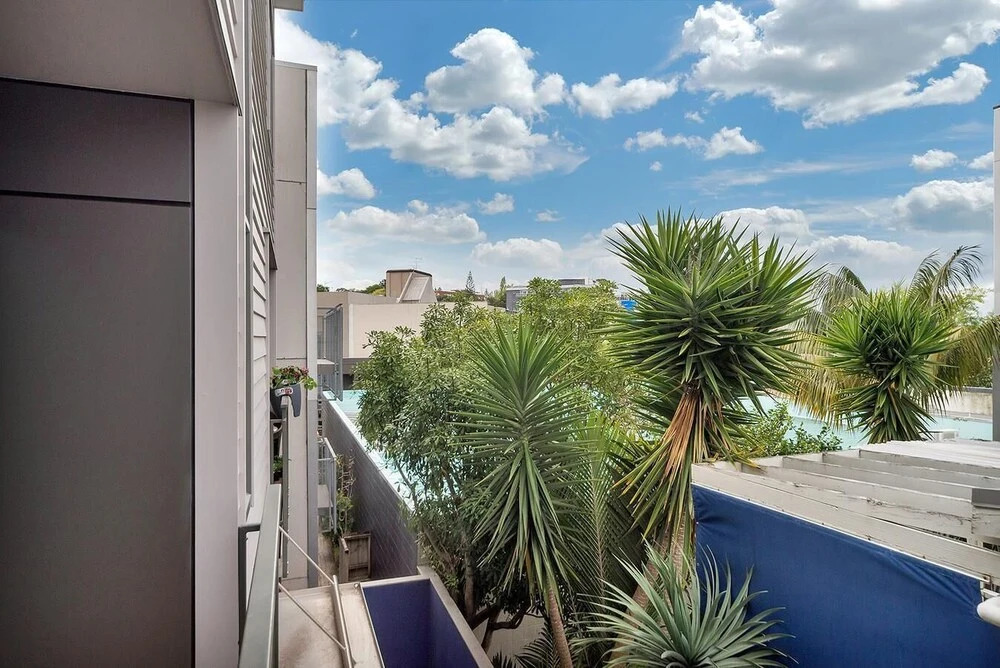 QV Modern 3 Level Sunny Townhouse - 640