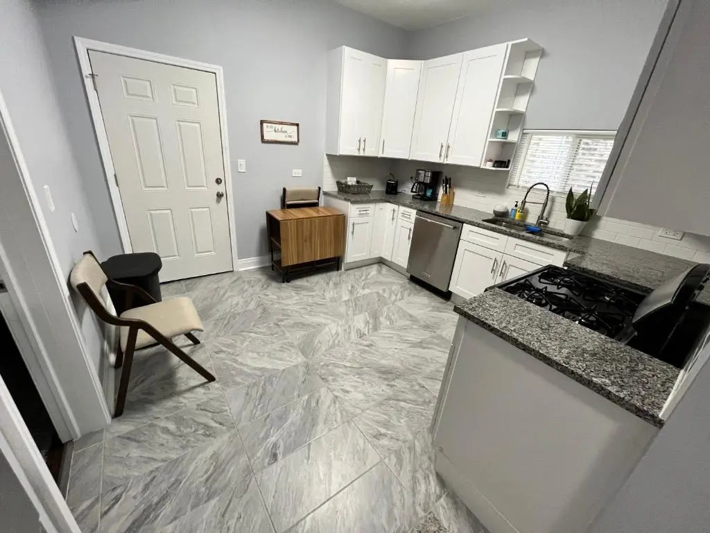 Lovely Logan Square 2-Bedroom in Chicago
