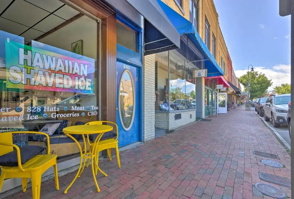 Modern Main St. Apt in Downtown Waynesville!