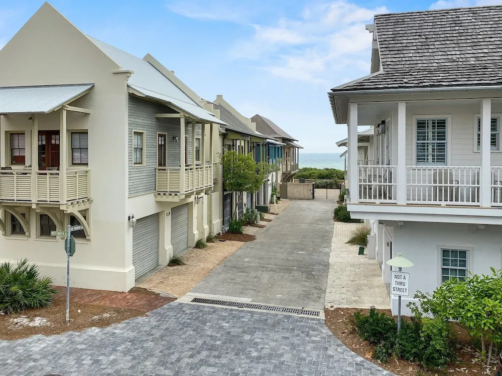 The At Rosemary Carriage House 1 Bedroom Villa by Redawning