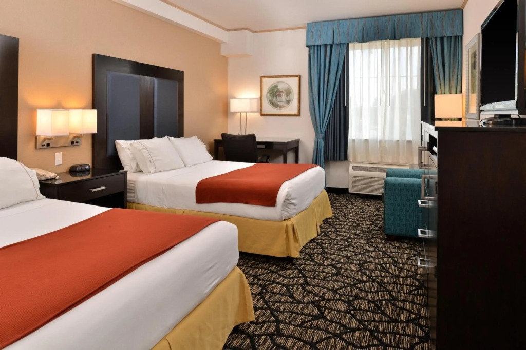 Holiday Inn Express & Suites Tacoma South - Lakewood by IHG