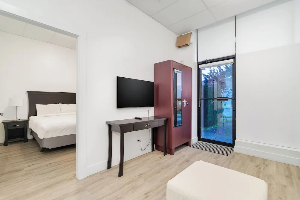 Charming 1BR Lakeside