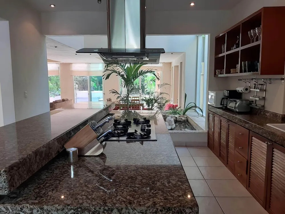 New Listing Close To Beach Sunny Spacious Villa