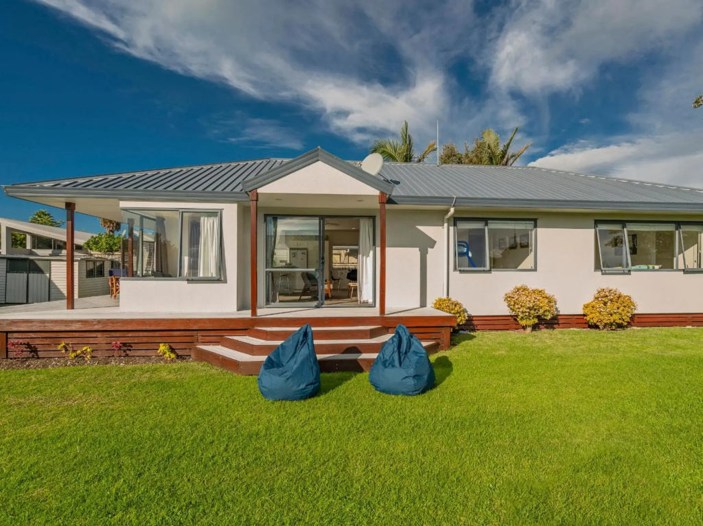 Sunlight Bach - Whitianga Holiday Home
