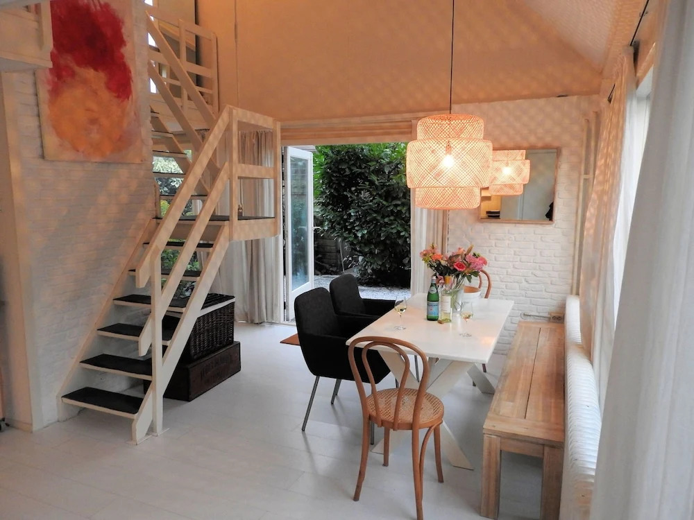 Quiet Holiday Home in South Holland by the Lake
