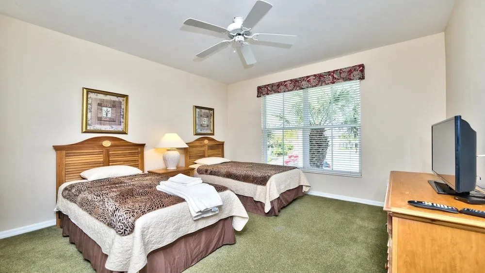 Solterra Vacation Rental: Luxury 3-BR Condo with Lake & Golf Views. Access to Luxury Pool, Hot Tub, and Golf Courses at Lely Resort. Close to Naples Beaches, 5th Avenue S, and Marco Island