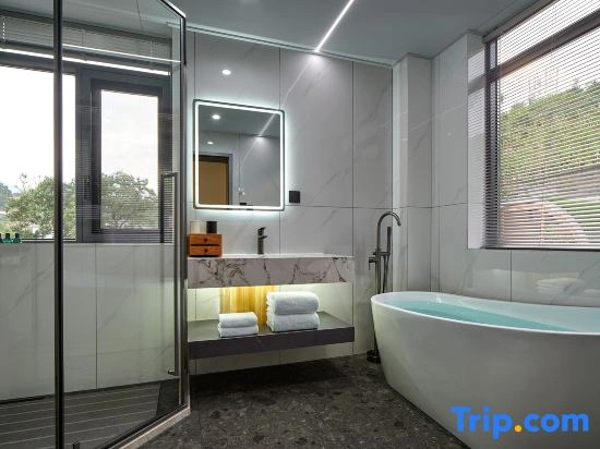 Mo Shanju Swimming Pool Courtyard homestay(Zhangjiajie Tianmen Mountain Branch)