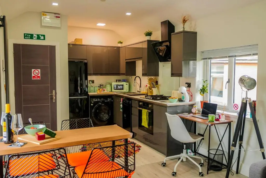 NEW Cosy & Secure - 2 Bed - Free WIFI - Modern & Functional