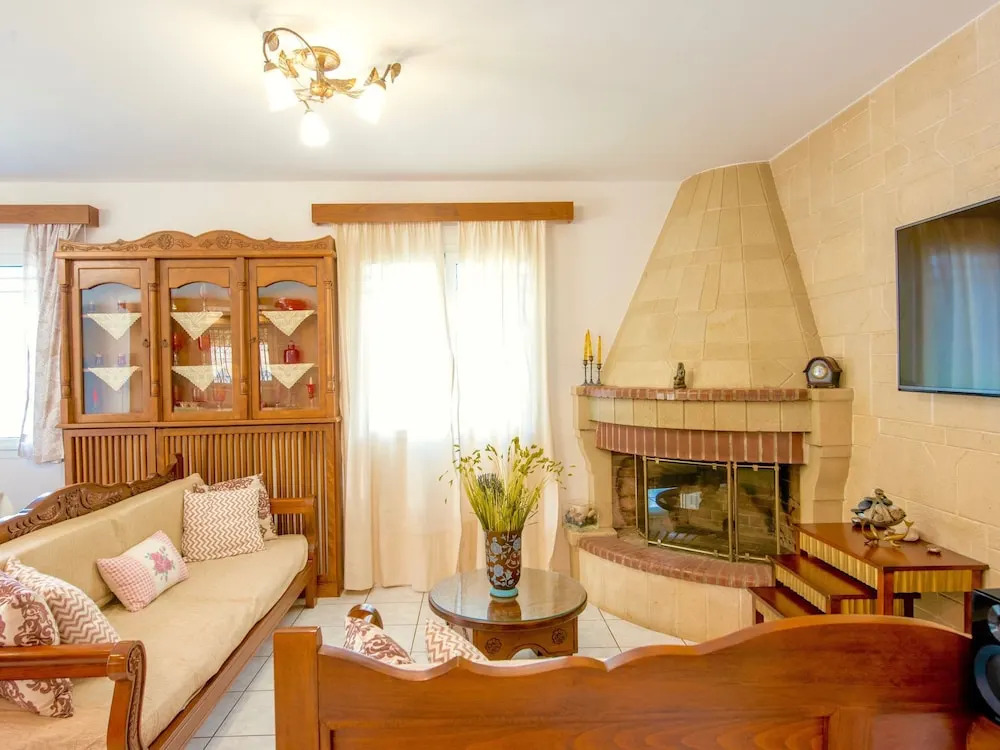 Beautiful Villa With Pool and Tennis Court at Agia Pelagia NW