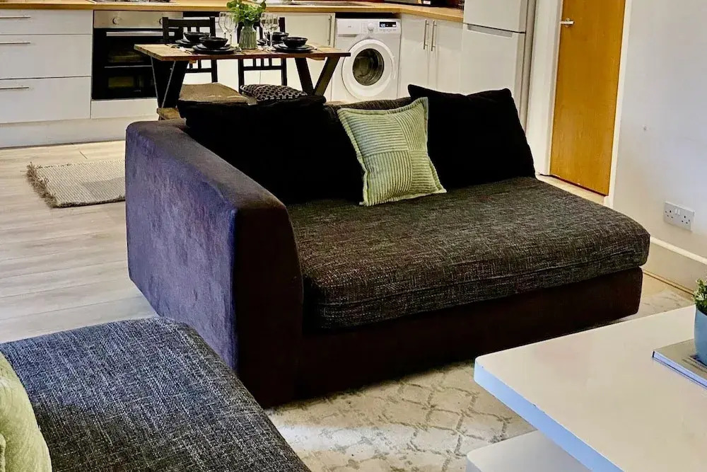 Stylish 1 bed Apartment - Sleeps 4 & Free Parking