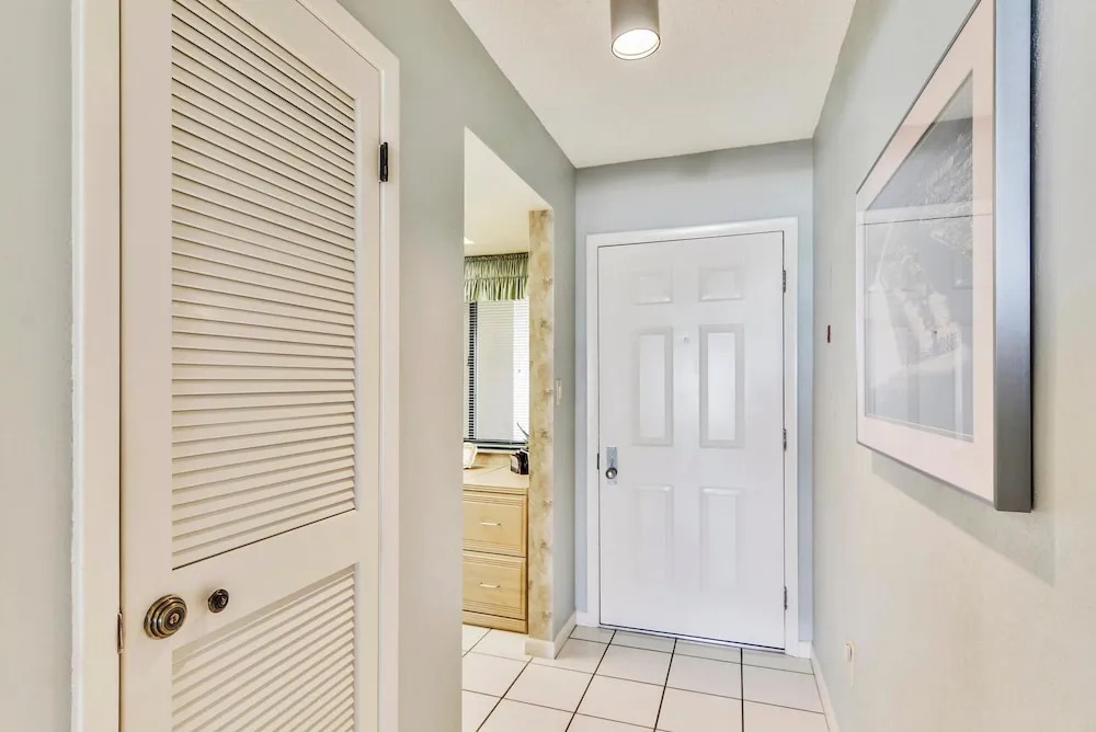 Land's End 404 Building 6 Direct Beachfront Condo/top Floor!