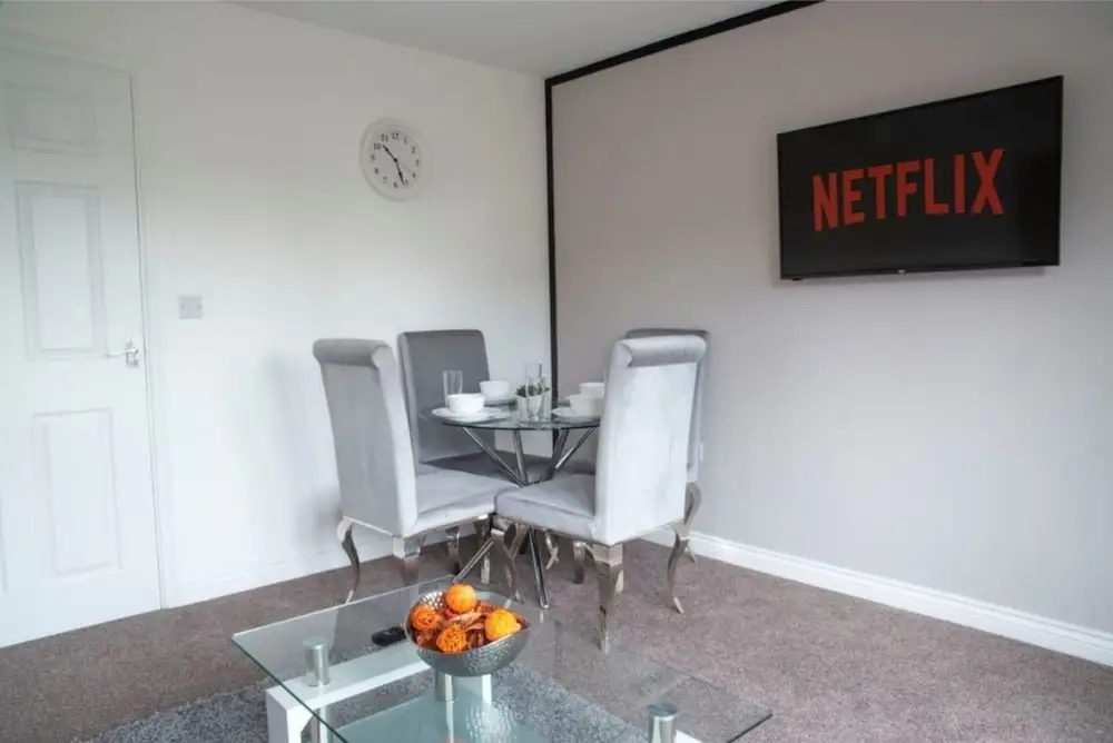 Contractorscleancharming 2-bed House in Coventry