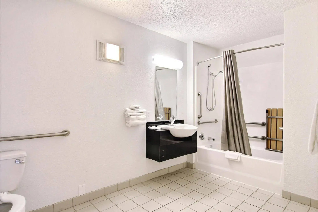 Motel 6-Middleburg Heights, OH - Cleveland