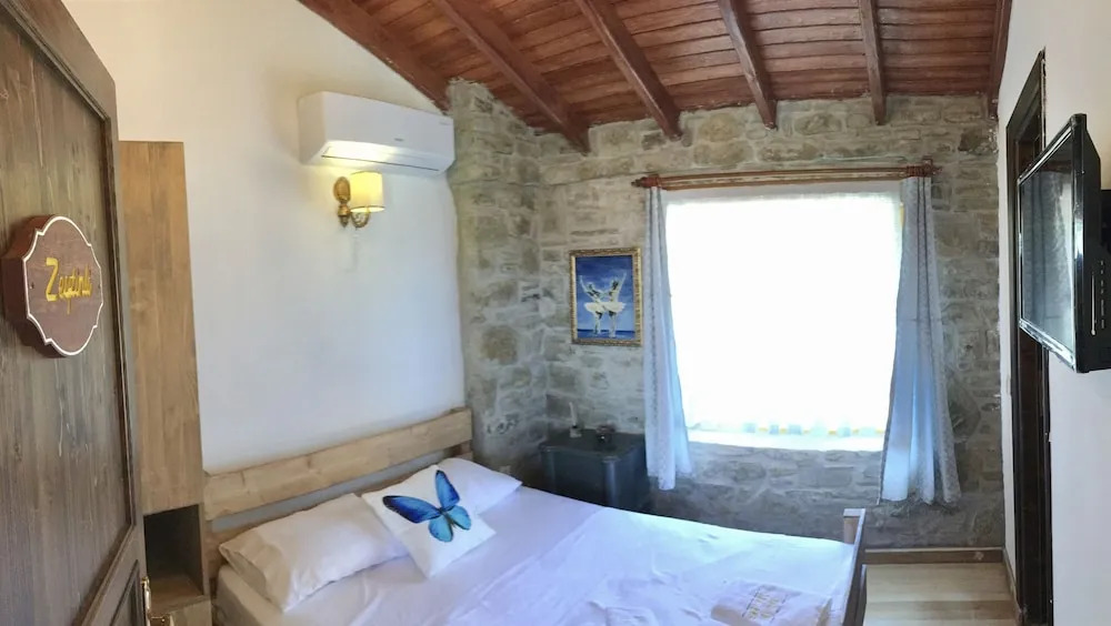 Sari Keçi̇ Taş Otel
