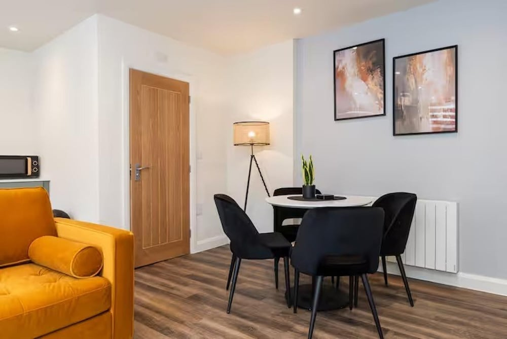 Beautiful 1 Bedroom Apartment Near City Centre