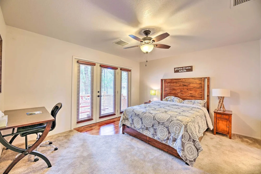 Wooded Yard, Gas Grill: Lush Pinetop Retreat