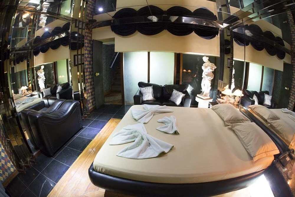 Motel Caricia (Только для взрослых)