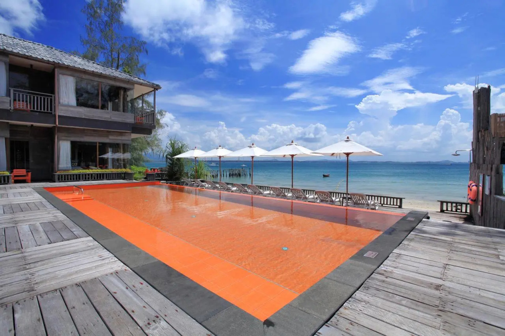 Курортный отель Baan Ploy Sea