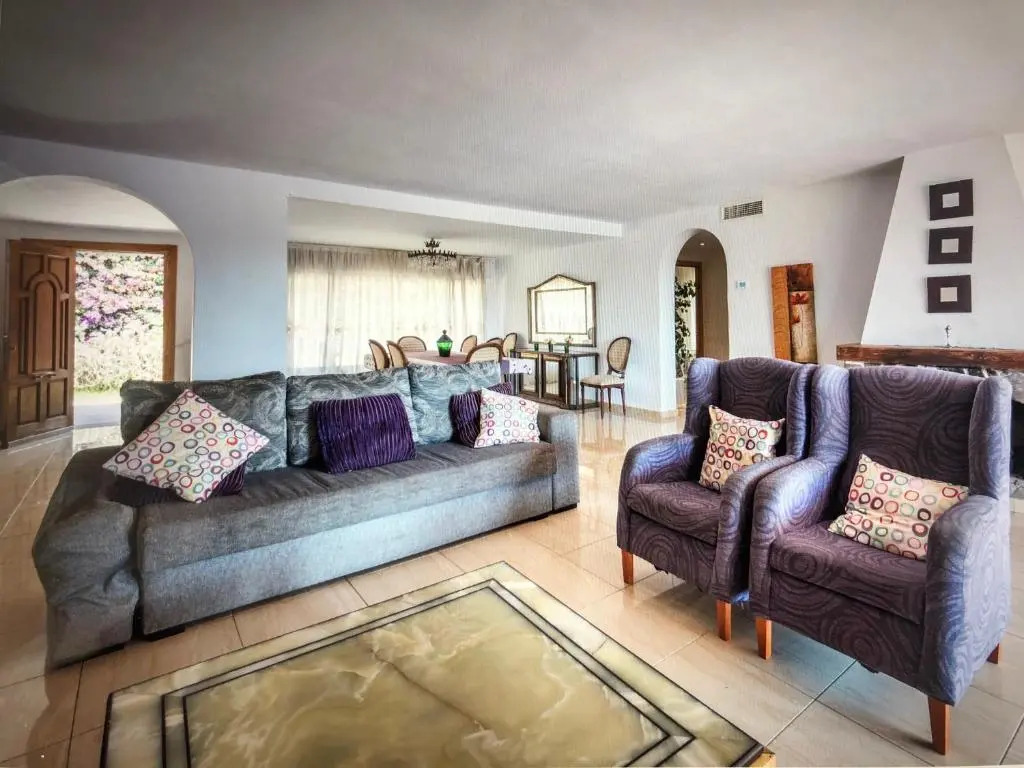 Marbella beautiful renovated villa 5 bedrooms, 3 bathrooms, private heated pool, close beach plage, 10 to 12 people, ping pong, private pétanque