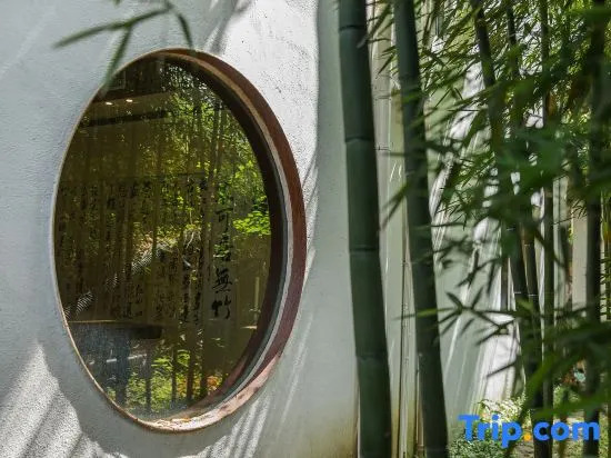 Anji Double Fish Hall Hot Spring Resort B&B (Longwangshan Canyon Drift Shop)
