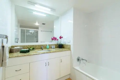 Main Beach Waterfront Apartment