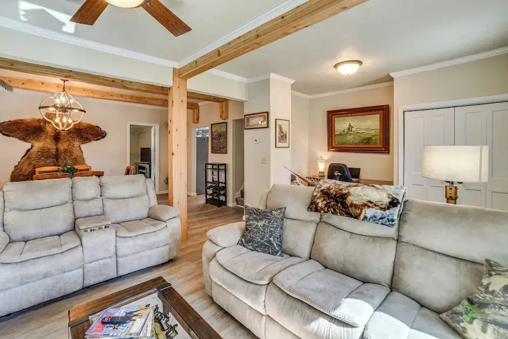Walk to River: Oacoma Home w/ Dog-friendly Yard!