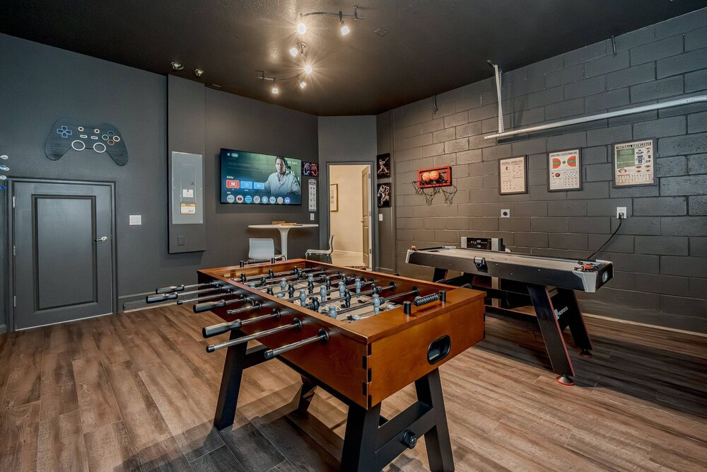5BR Home for 16 w/ Pool & Game Room