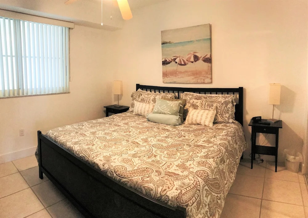 Le Golden Bay 1108 by Go Florida Condo, Sunny Isles