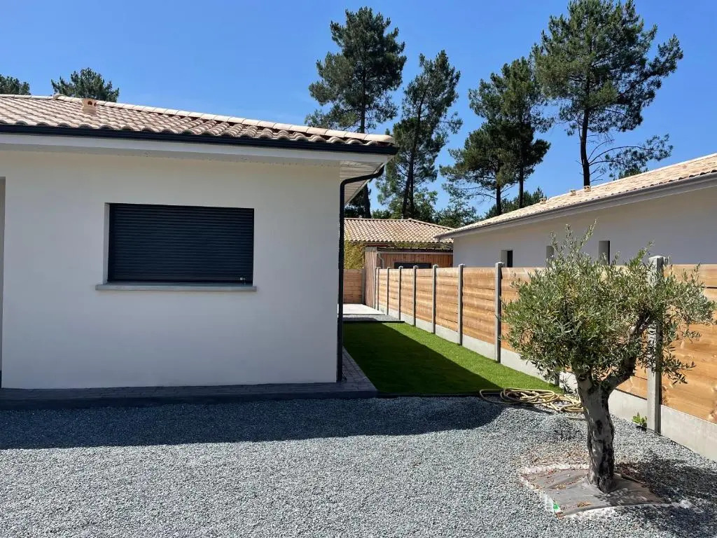 MAISON moderne avec piscine chauffée