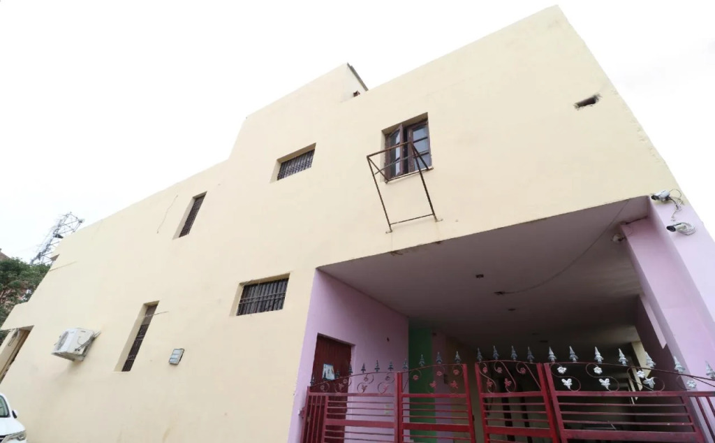 Oyo 28325 Dhillon Residency