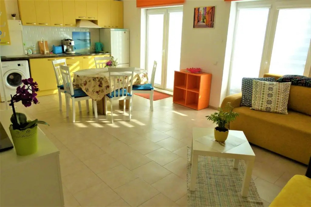 Geltoni apartamentai