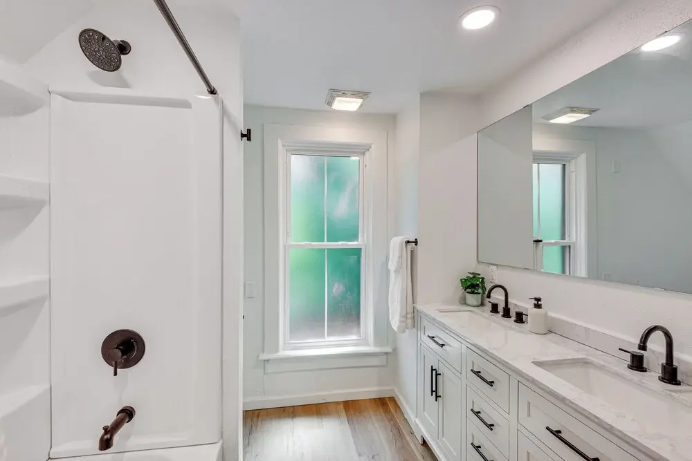<1 Mile to Downtown South Bend: Dog-friendly!