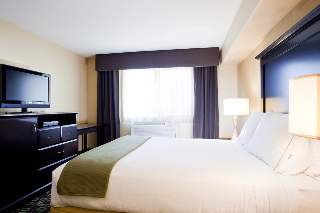 Holiday Inn Express & Suites Woodland Hills by IHG