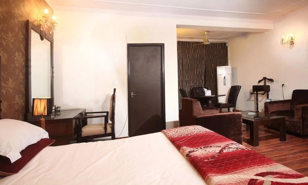 OYO 358 Hotel Golden Leaf
