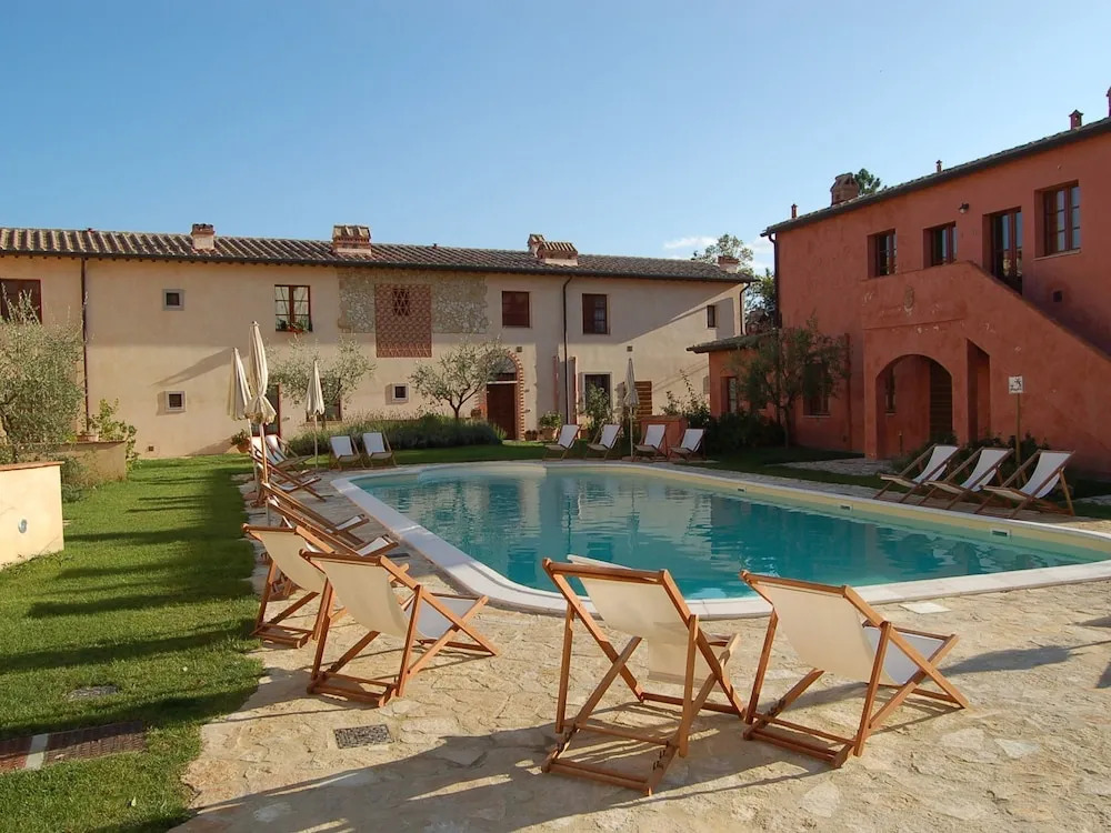 Delightful Holiday Home With Garden, Pool, Heating, Parking