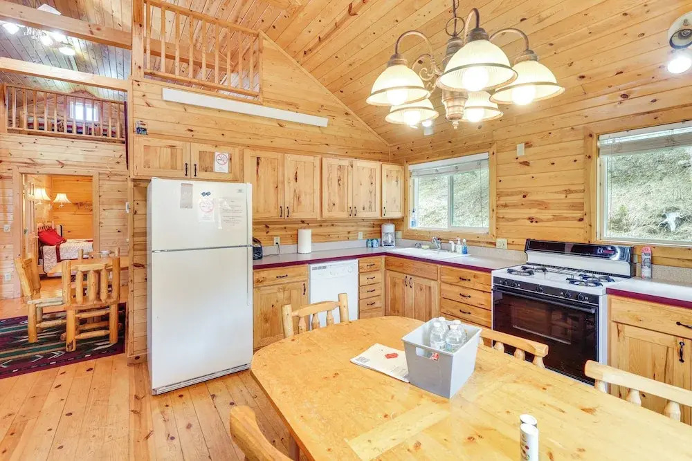 Wraparound Deck & Grill: Deadwood Cabin