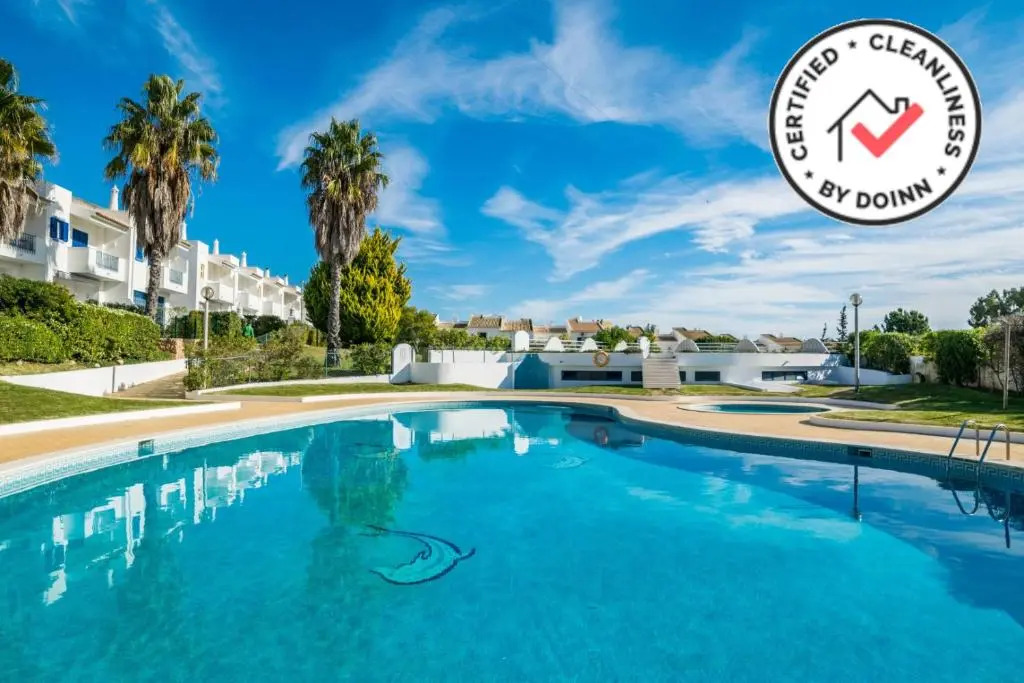 3 bedroom apartment in Oura Albufeira with amazing pool at walking distance to beach, strip and old town, WIFI and AC, private condo