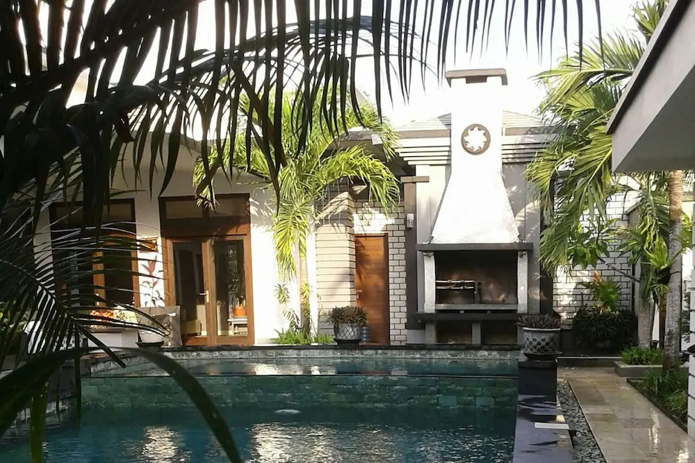 Villa Rumah Putih Abu Abu