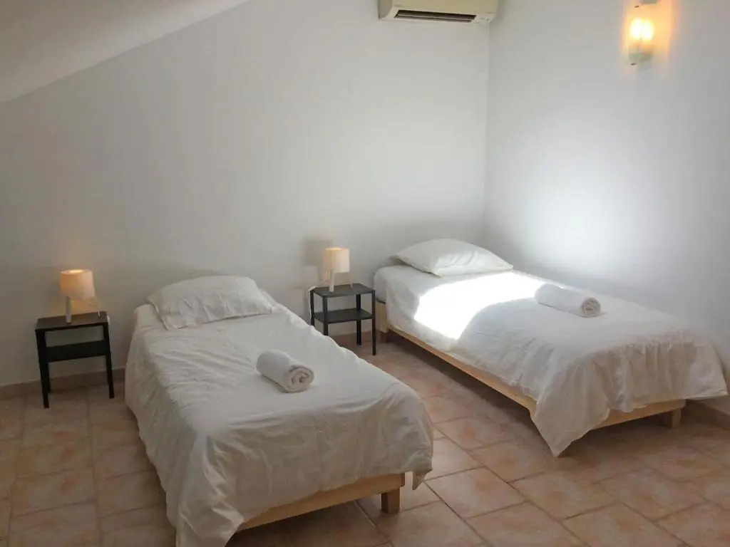 Grande Maison Familiale Avec Piscine Privée Et Climatisation, 10 Personnes, Très Grand Jardin, Située Aux Vignères, Proche de L'Isle Sur la Sorgue - Ls2-338 Gaugalino
