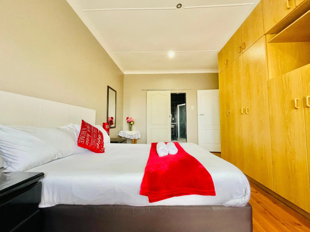 Entire House in Beacon Bay - Golden Location