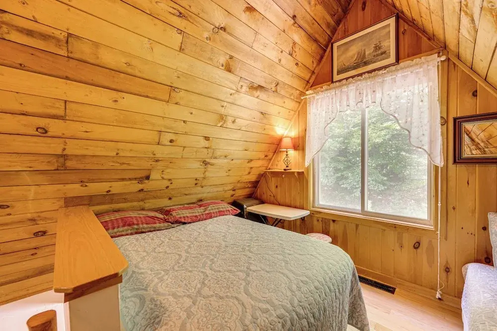 7 Mi to Ski Slopes! Cozy Madison Cabin w/ Fire Pit