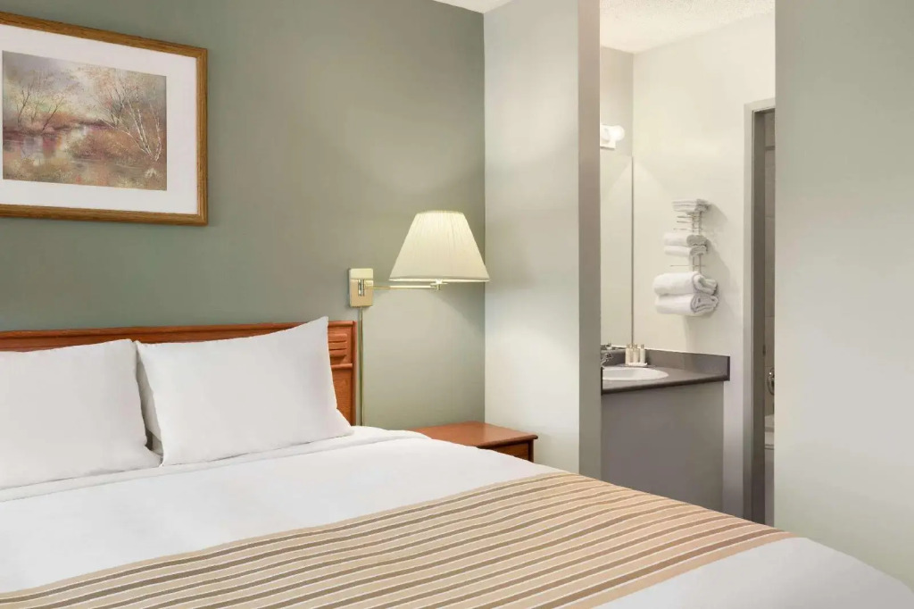 Econo Lodge Inn & Suites Cranbrook