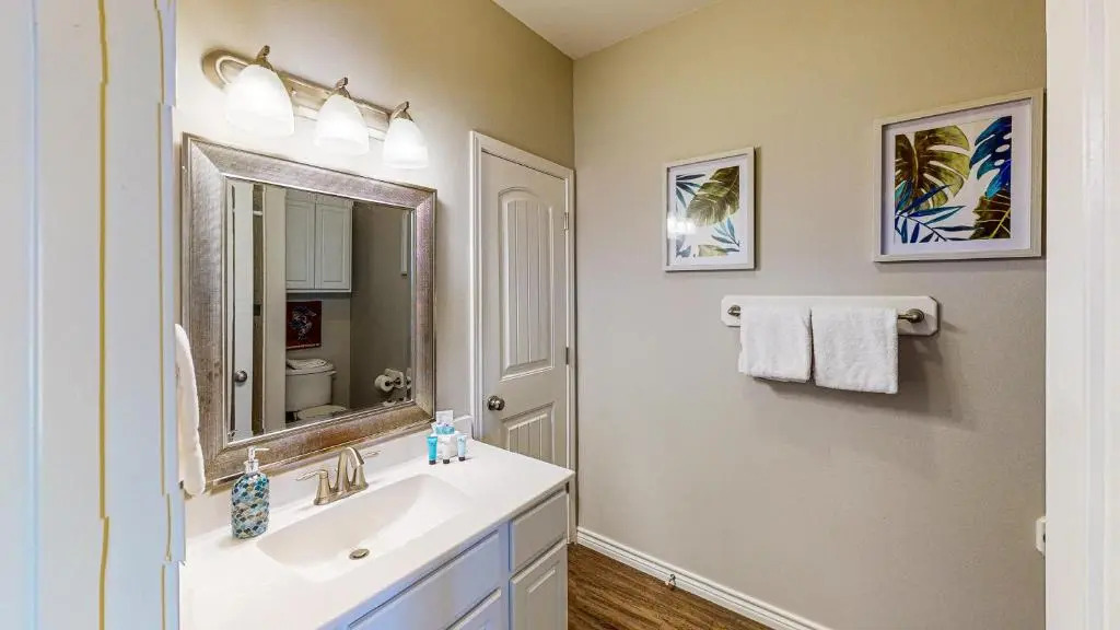 BC403 Fabulous Townhome with Beach Decor, Shared Heated Pool, Garage Access