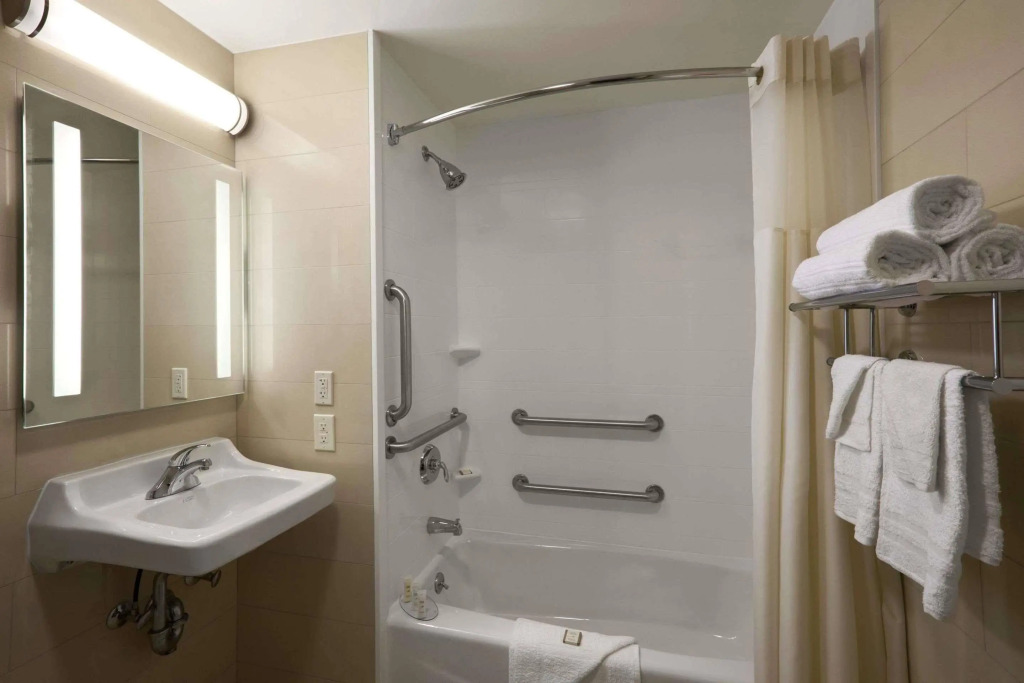 Howard Johnson Jamaica NY Near AirTrain JFK