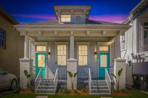 Upscale 2BR in Uptown by Hosteeva