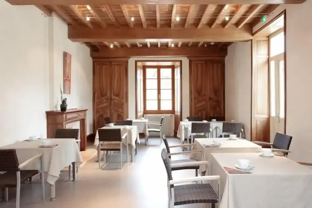 Hôtel & Restaurant - Le Manoir des Cèdres - piscine extérieure et climatisation