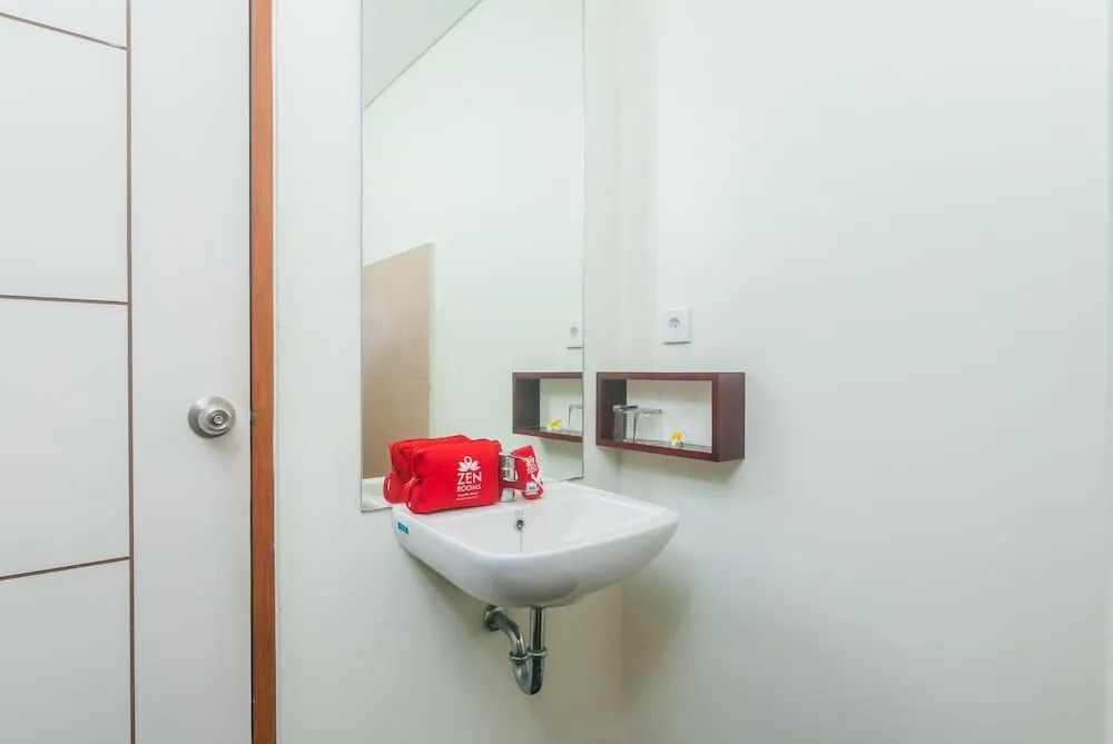 ZEN Rooms Seminyak Mertanadi
